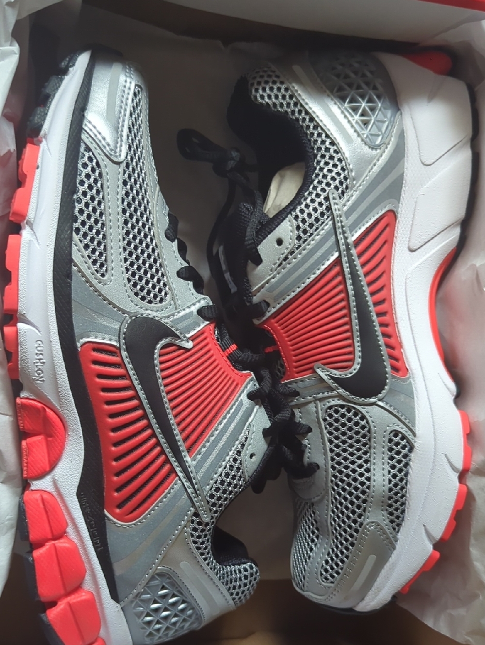 Nike Zoom Vomero 5 Men's Running Shoes - Silver & Red